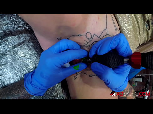 ❤️ Extreem getatoeëerde hottie Sully Savage kreeg een tatoeage op haar clitoris ️ Porno vk at us ☑